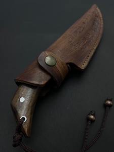 Cuchillo de caza y camping de acero inoxidable con hoja fija, borde parcialmente dentado, mango de madera de nogal y funda de cuero. - Product Image 6