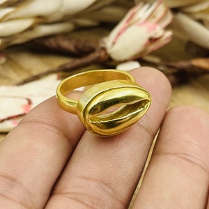 Meilleures bagues modernes épaisses en coquillages cauris, style bohème, en laiton plaqué or 18 carats, pour femme, thème océan et plage, bague signet de caractère, vente en gros/OEM/ODM - Product Image 1