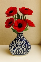 Jarrón de Cerámica Azul Contemporáneo para Mesa, con Intrincado Arte Floral Blanco, Hecho a Mano, Ecológico, Sin Plomo, con Acabado Brillante