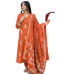 Conjunto de tela 100% algodón puro con bordado en ambos lados, largo hasta la rodilla, tallas S a XXL, top y pantalón con dupatta, a precio de mayoreo. - Product Image 1