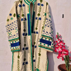 Veste longue en velours Suzani pour femmes, vente en gros, manteau brodé style bohème, style ouzbek vintage, fournisseur de vêtements d'hiver - Product Image 1