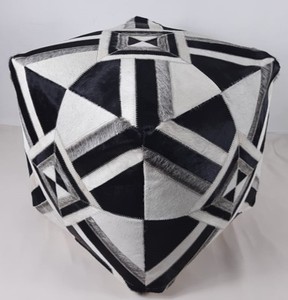 Décoration de salon : pouf en cuir de vache noir et blanc - Product Image 1
