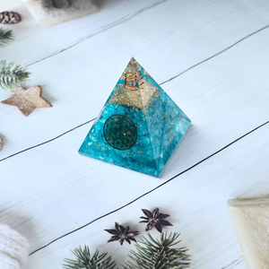 Pyramide en fluorite bleue incrustée d'orgonite, décoration d'intérieur, artisanat en pierre semi-précieuse - Product Image 6