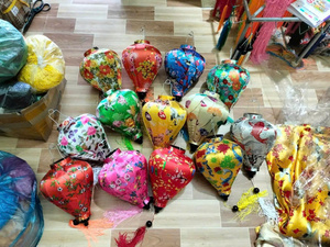 Lanterne en soie artisanale du Vietnam avec revêtement en tissu et structure en bambou pour cérémonie de mariage, restaurant, hôtel, décoration - Product Image 4