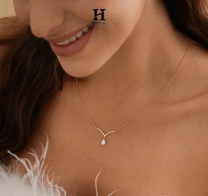 สร้อยคอเพชรทรงหยดน้ำรูปตัววี ดีไซน์หรูหรา ทอง 14K เครื่องประดับมินิมอลสุดประณีต - Product Image 4