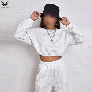 Ensemble de survêtement deux pièces pour femme : haut court et pantalon de jogging, idéal pour le fitness, la course à pied et le streetwear - Product Image 6