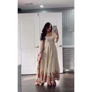 Hermoso Vestido de Fiesta con Corte en A, Bordado con Lentejuelas y Dupatta con Estampado Floral, Cintura Natural - Product Image 2