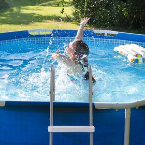Scala per Piscina a 2 Gradini da 33 Pollici con Telaio Grigio Ferro e Gradini Bianchi, Scala per Spa Esterna in Plastica Resistente con Corrimano per Sport Acquatici - Product Image 3