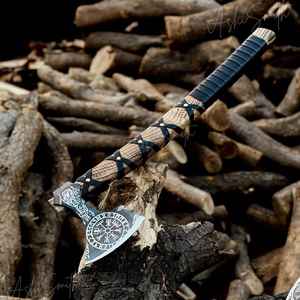 ขวานไวกิ้งเหล็กกล้าคาร์บอนสูงคุณภาพสูง ผลิตด้วยมือ ขายตรงจากโรงงาน สำหรับการตั้งแคมป์กลางแจ้งและการเอาชีวิตรอด พร้อมปลอกหนัง - Product Image 5