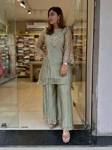 Ensemble Kurta et Palazzo en Soie Brodé Vert Sauge pour Femme, Coupe Droite, Manches Transparentes, Longueur Cheville, Tenue de Soirée - Product Image 1