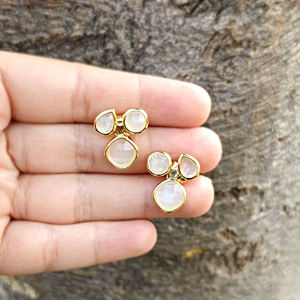 Boucles d'oreilles clous fantaisie en laiton plaqué or 18 carats avec triple pierre de lune blanche taillée en losange, accessoires pour femmes, vente en gros - Product Image 5