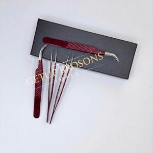 Pince à épiler professionnelle pour extensions de cils, en acier inoxydable, à pointe courbe, avec revêtement en poudre rouge foncé, volume Boot Volume et grip diamanté, instrument de beauté - Product Image 3