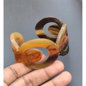 Bracelet en corne ouverte classique FlexMark | Manchette réglable lisse en vernis naturel | Boho Everyday Wear - Product Image 2