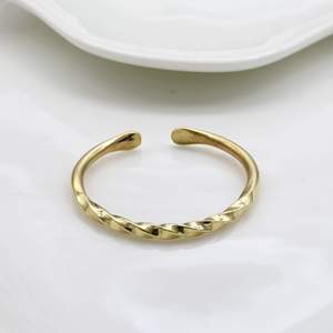 Brazalete de Latón Chapado en Oro, Diseño Trenzado, Ajustable, Abierto, Unisex, Estilo Clásico - Product Image 1