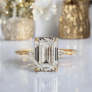 Bague de mariage solitaire pour femme en or 18 carats avec diamant de laboratoire taille émeraude 2,50 carats, clarté VS1, couleur F, certifié IGI, diamant HPHT - Product Image 1