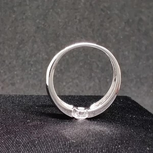 Bague audacieuse unisexe en or blanc 14 carats avec diamant rond de 0,41 carat cultivé en laboratoire, idéale comme cadeau surprise pour les amoureux ou pour les mariages. - Product Image 4