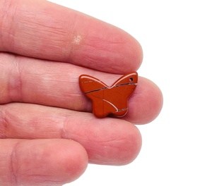 Colgante de Jaspe Rojo en Forma de Mariposa, Cuentas Artesanales Pulidas con Temática Animal - Product Image 1