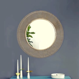 Espejo Redondo de Pared de Latón con Diseño de Rayos de Sol, Marco Metálico Decorativo de Estilo Moderno de Mediados de Siglo - Product Image 2