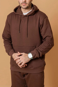 Ensemble de survêtement décontracté pour homme en molleton épais 100% coton, avec logo personnalisé sur le devant, comprenant un sweat à capuche marron oversize et un pantalon cargo jogger, chaud et uni pour l'hiver - Product Image 4