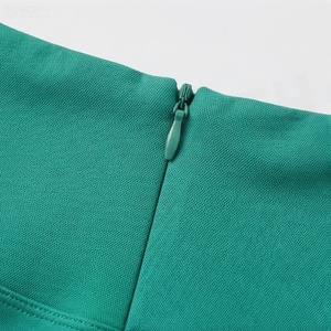 Jupe courte trapèze taille haute pour femme, couleur unie, respirante, design sportif avec fente, verte - Product Image 4