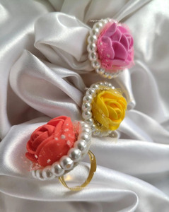 Anillo de Metal con Perlas y Flor de Espuma en Forma de Rosa, Elegante, Moderno y Clásico, Recién Llegado - Product Image 1