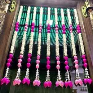 ประดับทางเข้าบ้านและบันไดด้วยพวงดอกกุหลาบประดิษฐ์ด้วยมืออย่างประณีต พร้อมตกแต่งด้วยไข่มุกอย่างงดงาม สำหรับตกแต่งบ้านในวันสำคัญต่างๆ - Product Image 1