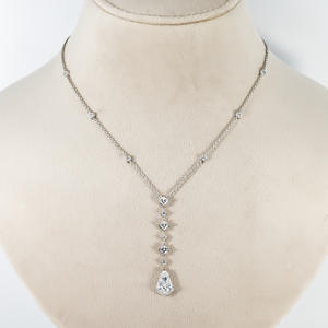 Collier pendentif en or blanc 14 carats avec diamants taille cerf-volant et taille princesse, best-seller, pour un luxe quotidien, disponible à prix abordable - Product Image 3