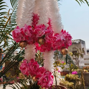 Guirlande de fleurs artificielles faites à la main pour décoration de mariage indien, avec jasmin blanc, mogra, rose rose et perles dorées, pour festivals - Product Image 2