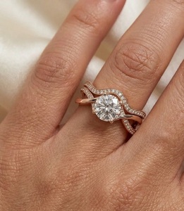 Bague de fiançailles en or jaune 10K avec diamant de laboratoire CVD HPHT rond de 3,10 carats couleur E VS1 et alliance assortie incurvée de 0,12 carat - Product Image 1
