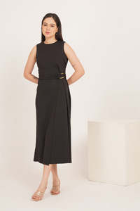 Elegante Vestido Midi Sin Mangas con Detalle de Cadena y Diseño Cruzado en Negro para Oficina con un Diseño Cómodo y Hermoso - Product Image 4