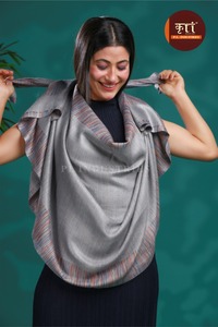 Poncho tipo chal gris a rayas con flecos y borlas de punto para mujer, otoño invierno - Product Image 5