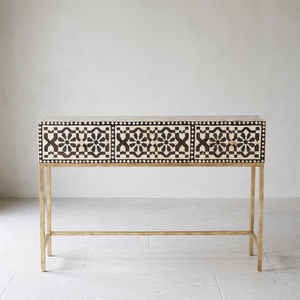 Table console moderne avec pieds en laiton, design en os incrusté fait main, meubles contemporains pour entrée, meubles de chambre à coucher en os incrusté - Product Image 1
