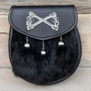 Sporran en fourrure noire - Badge Lion sur 3 pompons en fourrure - Sac Sporran - Accessoire de tenue Highland le plus vendu - Product Image 1