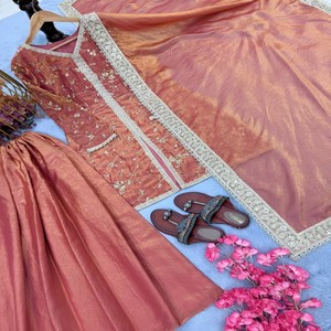 Ensemble haut et pantalon palazzo VASTRA COTTAGE en pure soie avec manches brodées de sequins, rivets et perles, et dupatta brodée sur quatre côtés - Product Image 1