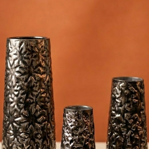 Vase à fleurs en métal texturé en forme d'étoile, finition antique noir et argent, lot de 3, idéal pour la maison, le jardin, les mariages et les fêtes - Product Image 4