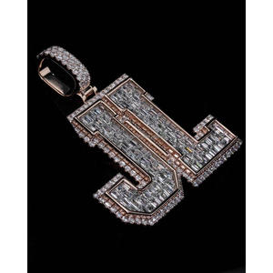 จี้เพชรโมอิสซาไนต์ทรงบาแก็ตต์ พรีเมียม JL Monogram เงินแท้ 925 ดีไซน์หรูหรา สำหรับผู้ชายและผู้หญิง - Product Image 1
