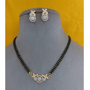 Magnifique ensemble de mangalsutra plaqué or avec pendentif et boucles d'oreilles assorties, parfait pour les mariages et le port quotidien, charme intemporel et tendance. - Product Image 1