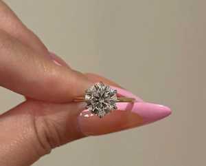 Anillo de Compromiso con Diamante Cultivado en Laboratorio de 3 Quilates, Corte Redondo, E VVS2, Oro de 14K, Certificado IGI - Product Image 1