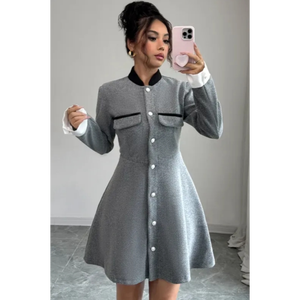 Robe courte en tweed gris à manches longues avec col et poignets contrastés, rangée verticale complète de boutons blancs fonctionnels ou décoratifs - Product Image 2