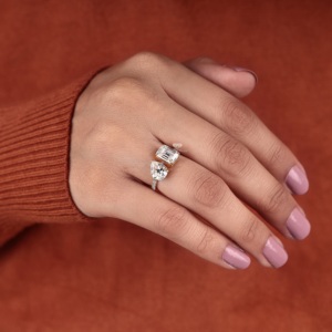 Bague Toi et Moi en Or 14K avec Diamant Taille Ovale et Émeraude, Bague de Fiançailles à Deux Pierres, Bijoux de Mariage Minimalistes, Fabricants Grossistes - Product Image 2