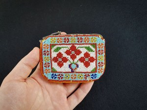 กระเป๋าใส่เหรียญปักลูกปัดพรีเมียม ปิดด้วยซิป ลูกปัดหลากสีสัน งานฝีมือประดับลูกปัด ดีไซน์งานฝีมือที่เหนือกาลเวลา อุตรากาฏปัฎฐ์ - Product Image 2