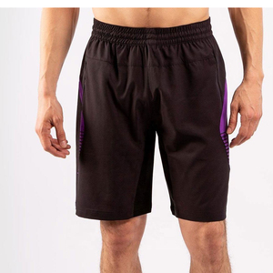 Shorts d'entraînement noirs pour hommes avec motifs latéraux violets, taille élastique et panneau arrière en maille respirante - Product Image 1