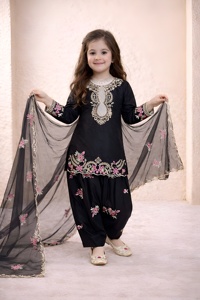 Ensemble de salwar kameez pour filles, entièrement cousu et prêt à porter, en crêpe naturel, avec broderies et sequins de créateur. - Product Image 3