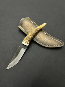 Cuchillo de caza y camping Jexa Jexa-HC-170 con mango de cuerno de ciervo, acero inoxidable 4034, hoja fija de espiga completa grabada y parcialmente serrada. - Product Image 1