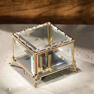 Boîte à bijoux artisanale en métal et verre pour ranger les bagues, les boucles d'oreilles, les colliers et les objets décoratifs - Product Image 1