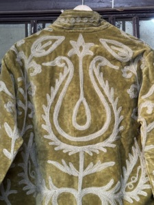 Chaqueta Larga Boho Étnica con Cuello Mandarín, Bordada con Suzani de Terciopelo Tejido a Mano de Primera Calidad - Product Image 1