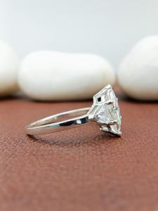 แหวนแต่งงานทรงมาร์คีส์ทันสมัยจาก D'VINS JEWELS เพชรทรงบริลเลียนต์สี D ขาว  สำหรับใส่กับตัวเรือนเงินหรือทอง - Product Image 3