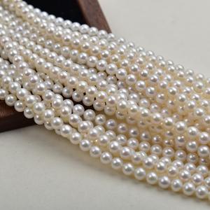 สร้อยคอมุกน้ำจืดธรรมชาติขนาด 4-5 มม. งานแฮนด์เมด DIY ใกล้เคียงกับมุกแท้  ลูกปัดขนาดเล็กแบบกึ่งสำเร็จรูป สำหรับทำเครื่องประดับ - Product Image 1
