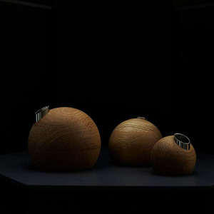 Juego de tres portavelas cónicos de madera con inserciones de metal dorado para decoración moderna de mesa en el hogar. - Product Image 3