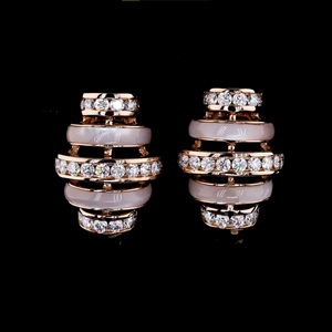 Pendientes de Aro con Diamantes en Varias Filas y Esmalte en Oro |   Diseño de lujo apilable |   Proveedor de Joyería OEM ODM |   Pendientes de Esmalte - Product Image 1